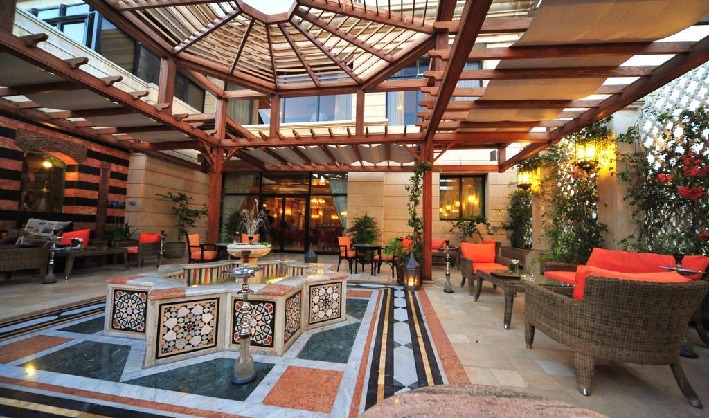 Regency Palace Ammán Kültér fotó The hotel's lobby