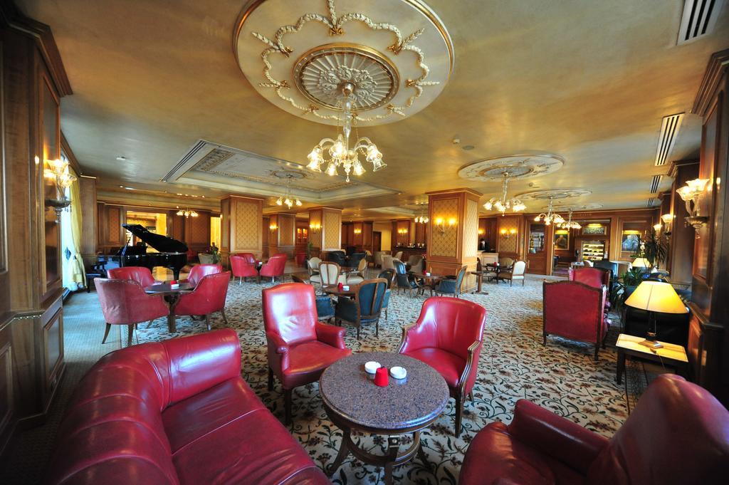 Regency Palace Ammán Kültér fotó The lobby of the hotel
