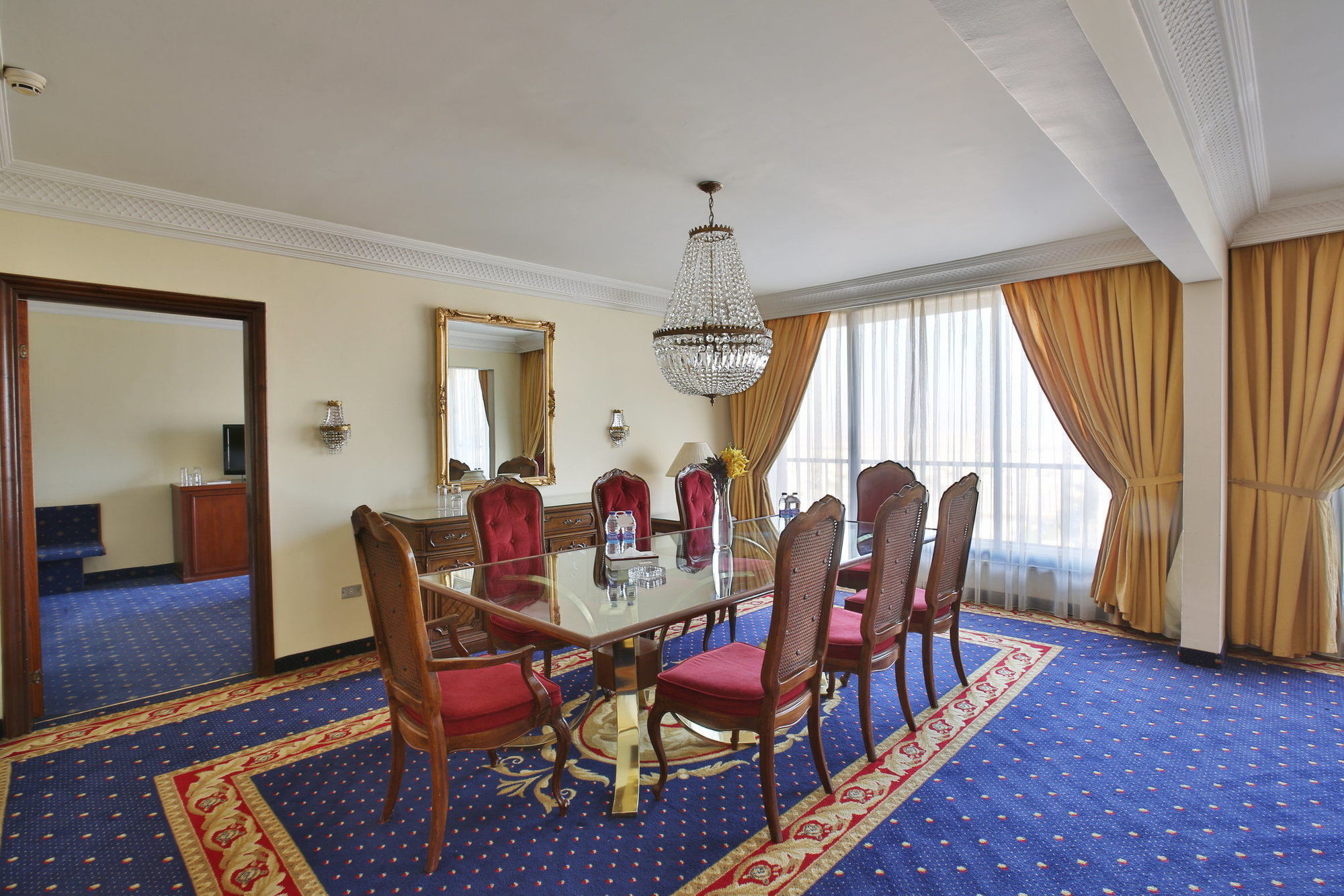 Regency Palace Ammán Kültér fotó A suite at the Grand Hotel