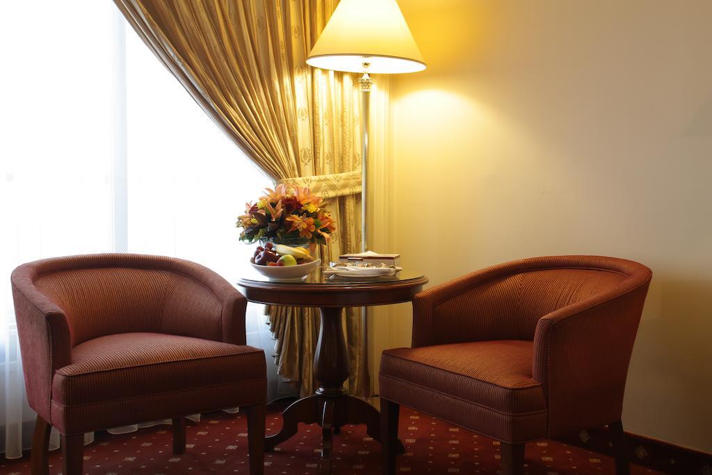 Regency Palace Ammán Kültér fotó A hotel room