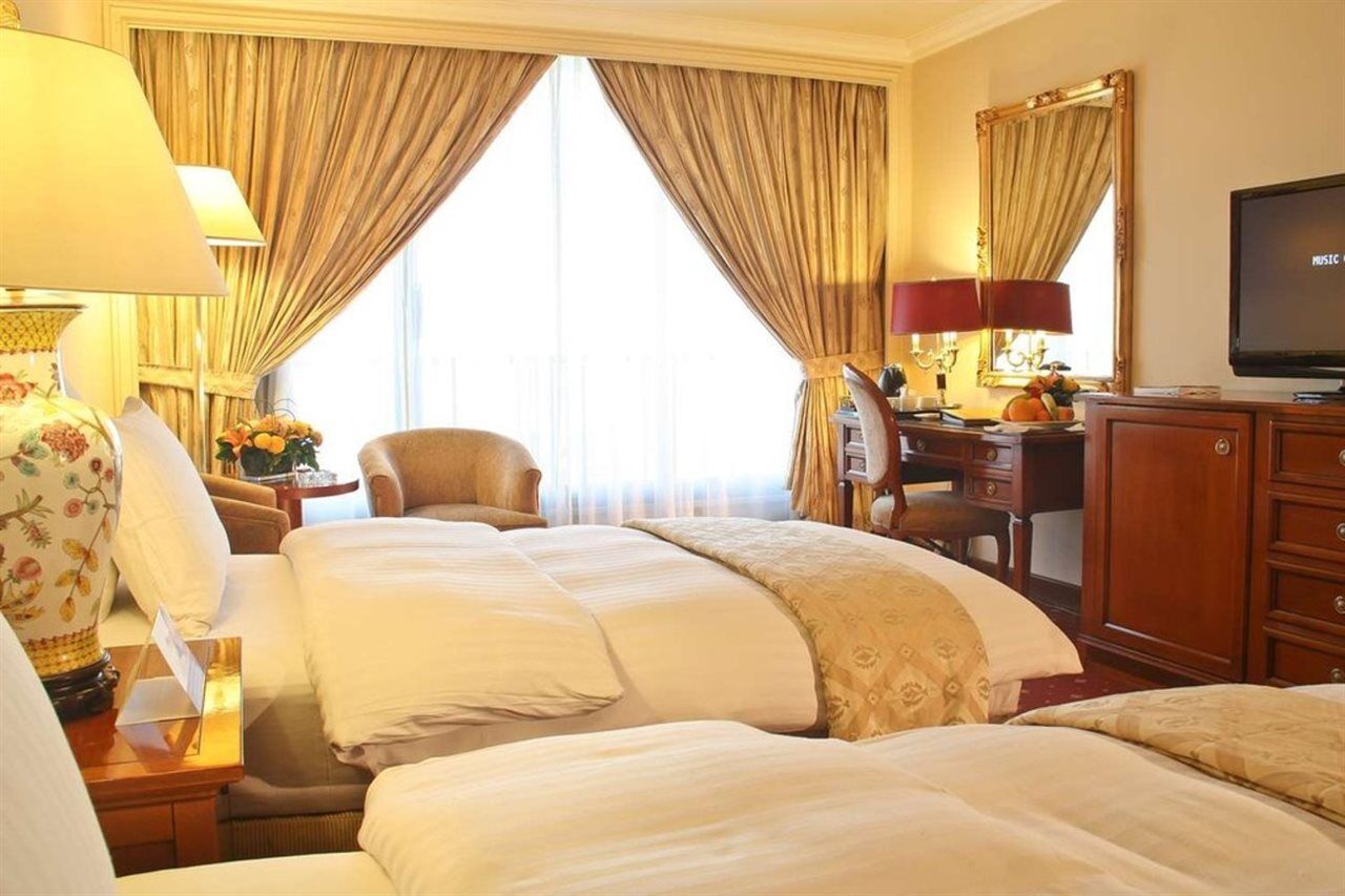 Regency Palace Ammán Kültér fotó A room at the Four Seasons Hotel, London